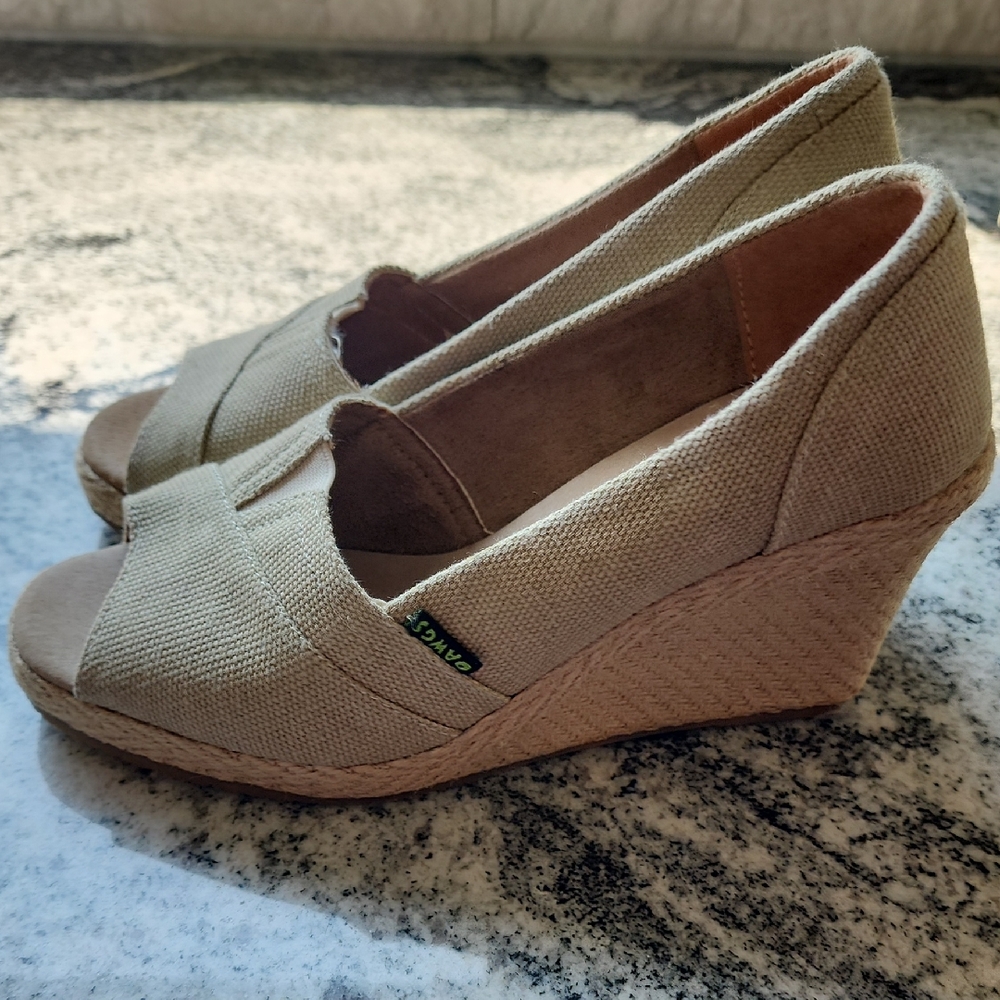 (8) Dawgs Tan Wedge Shoes Comfortable Slip-On Design Beach Casual Comfort NWOT